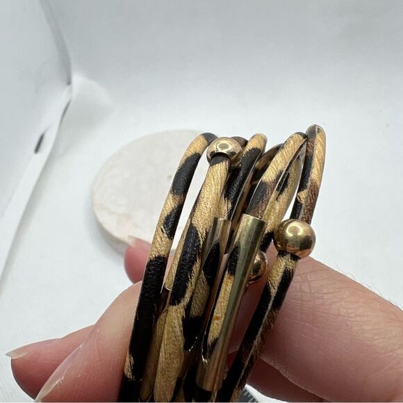 Leopard print cord magnetic bracelet - Picture 2 of 4